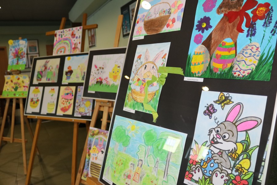 Wystawa prac dzieci z PS nr 8 "Bajkowy Zakątek" w Bełchatowie pt. "Wiosenne barwy i wielkanocne cuda"