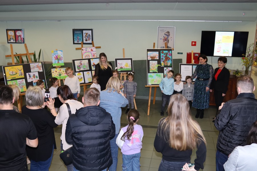Wernisaż wystawy prac dzieci z PS nr 8 "Bajkowy Zakątek" w Bełchatowie