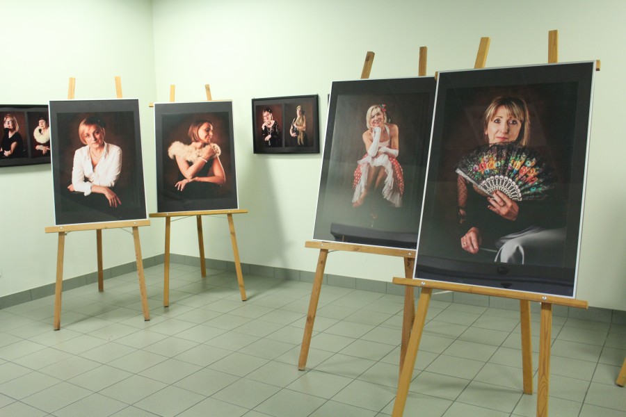 Wystawa zdjęć grupy fotograficznej UTW w Bełchatowie pt. "My Kobiety"